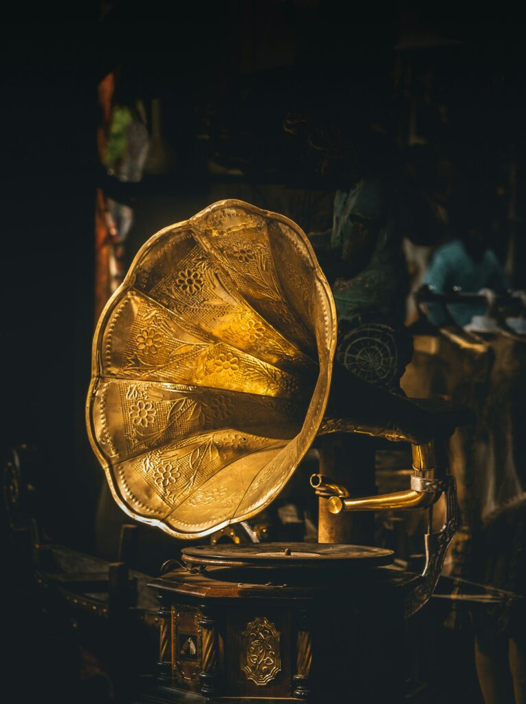 stary gramofon z tubą - antyki warszawa